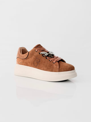 CHIC – Sneakers in suede Cuoio con accessorio